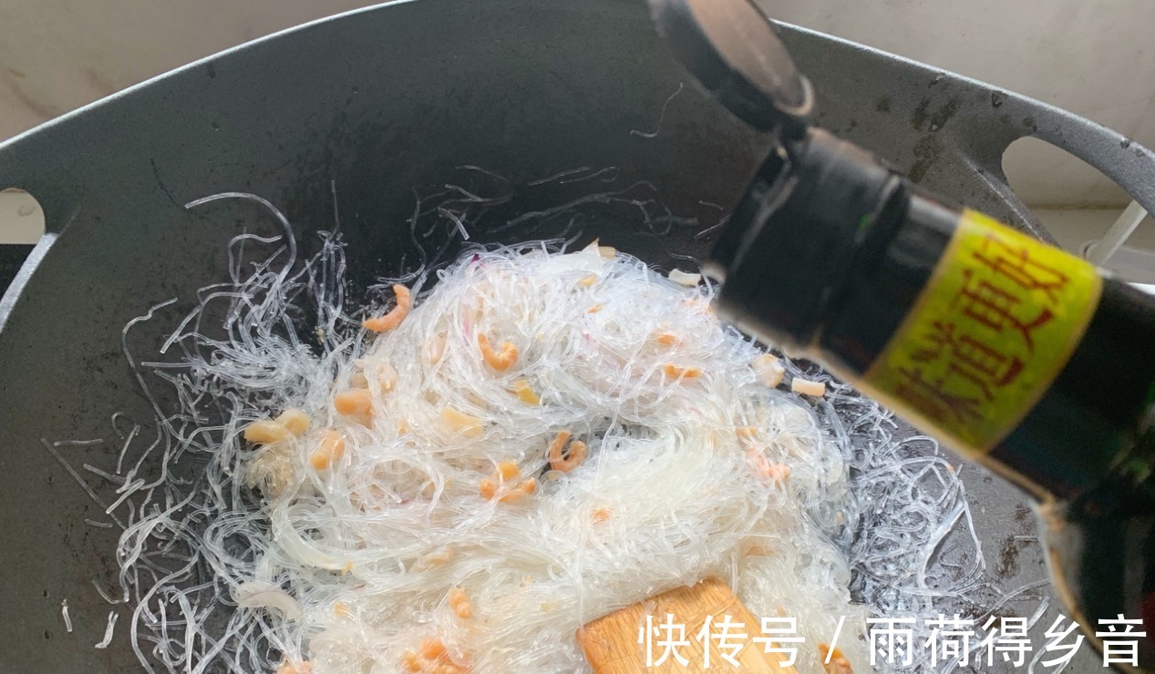 海鲜搭配粉丝一起烹饪,味道太赞了,大人孩子都说好吃!