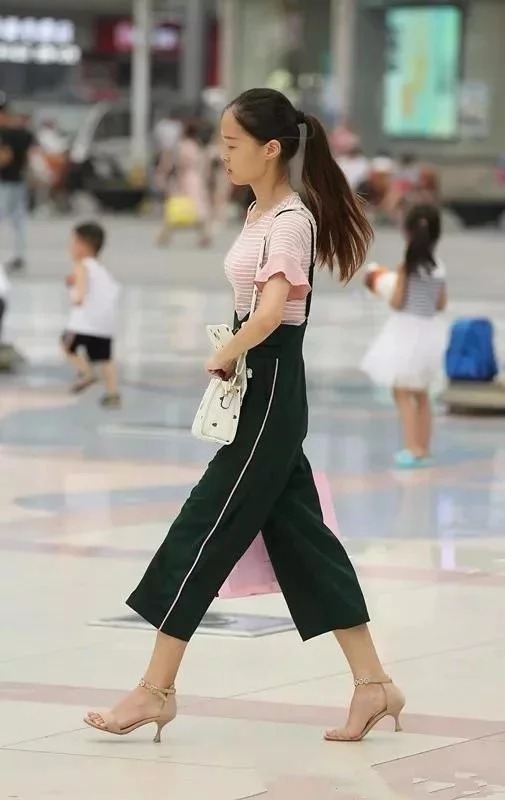 街拍:肤如凝脂的美女,吊带上衣配牛仔裤,时尚气质十足