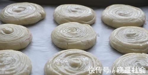 面粉特别的创意做法，加2个紫薯，比包子馒头都好吃，酥得直掉渣