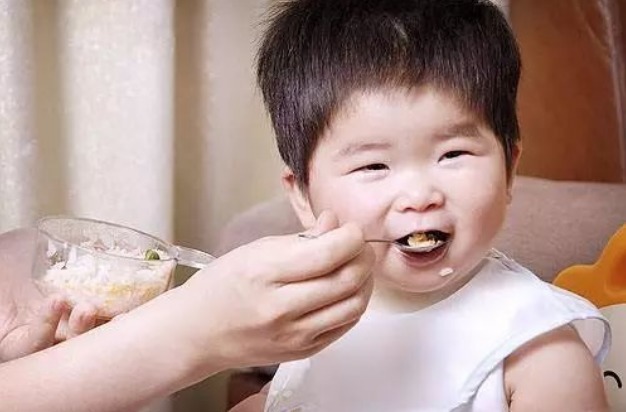 宝宝|满1岁的宝宝,喝奶和吃饭哪个为主做对了好处多,家长别大意