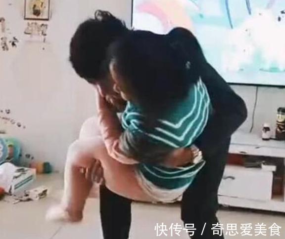 抱抱|10岁女儿考第一名,爸爸想抱抱,无奈被现实打败,妈妈一旁哭了