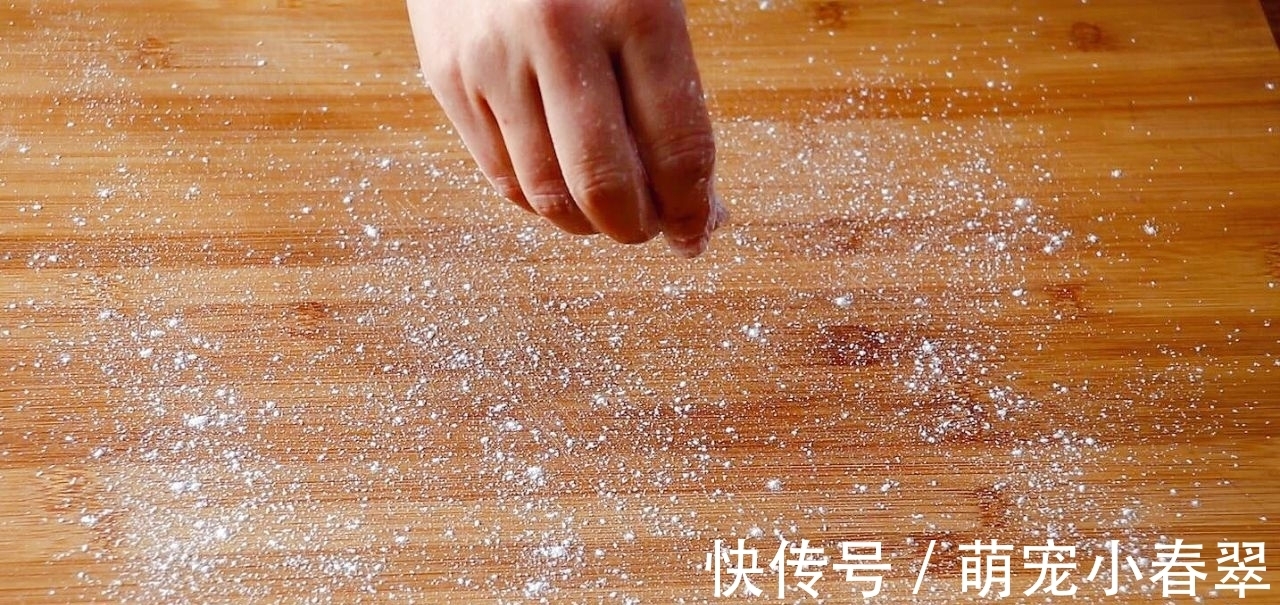 教你气泡饼的新做法，只需用小碗按下圆形面皮，个个空心鼓大泡