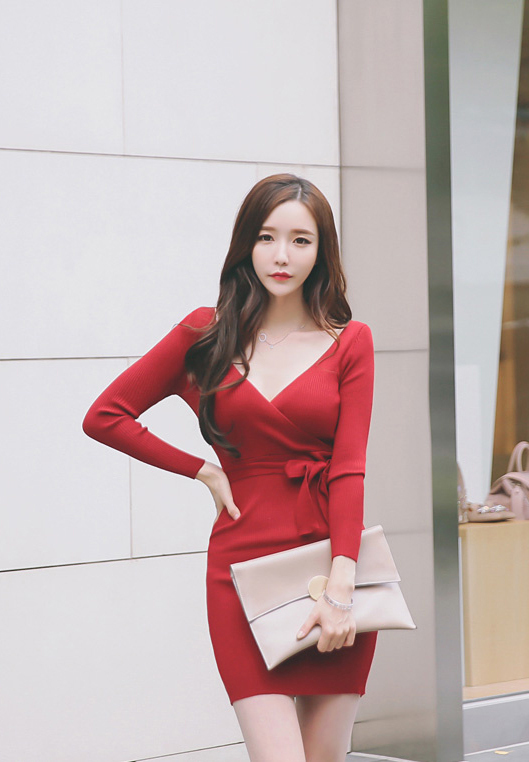 长发|长发美女的红色穿搭真性感,长相非常靓丽,气质优雅