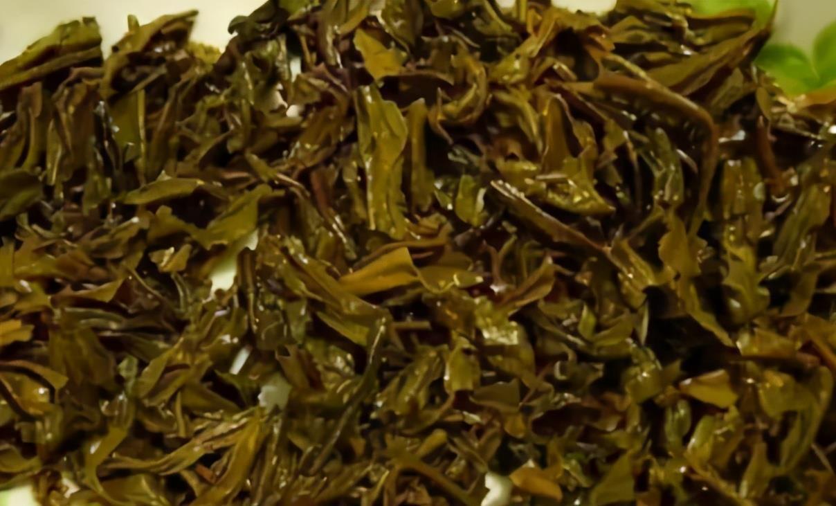 隔夜茶叶渣养花,要这么处理,否则少做1点就会让土壤长毛结块