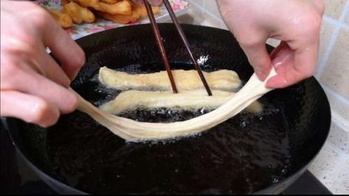 炸油条时,切记“1忌2放”窍门,出锅比手臂还粗,10小时不回软!