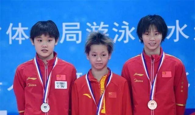 孙一文张家齐巩立姣涮火锅！张家齐盯着美食看，全红婵没口福了