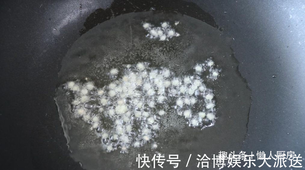 1张百叶,1块猪肉,教你做千张肉卷,配上毛豆和咸蛋黄,连汤喝光