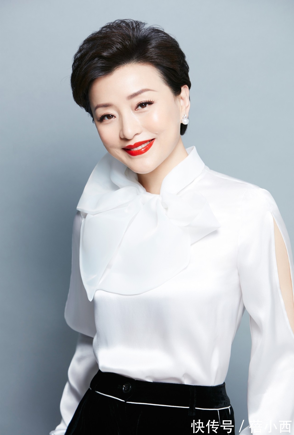 连衣裙|杨澜与富商老公走红毯，穿黑色连衣裙配短发，亲自演绎简约高级感