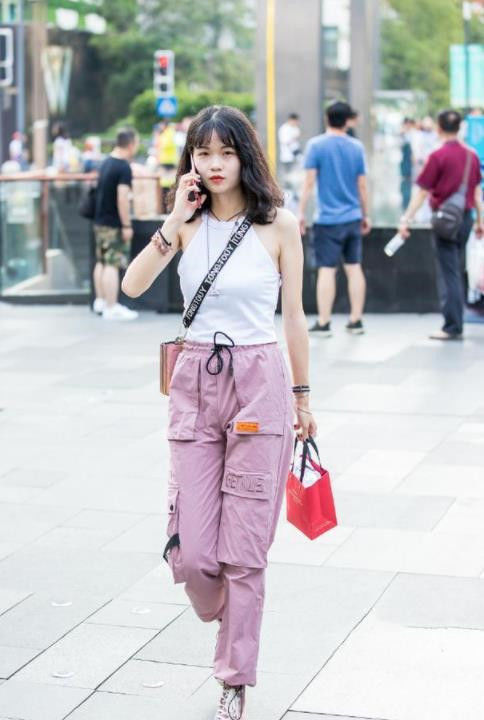 街拍美女皮衣配紧身牛仔,长发披肩,干脆利落