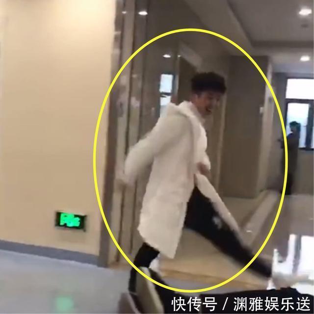 爸爸|产房外的爸爸得知自己有了女儿,开心的跳起来,护士逗笑