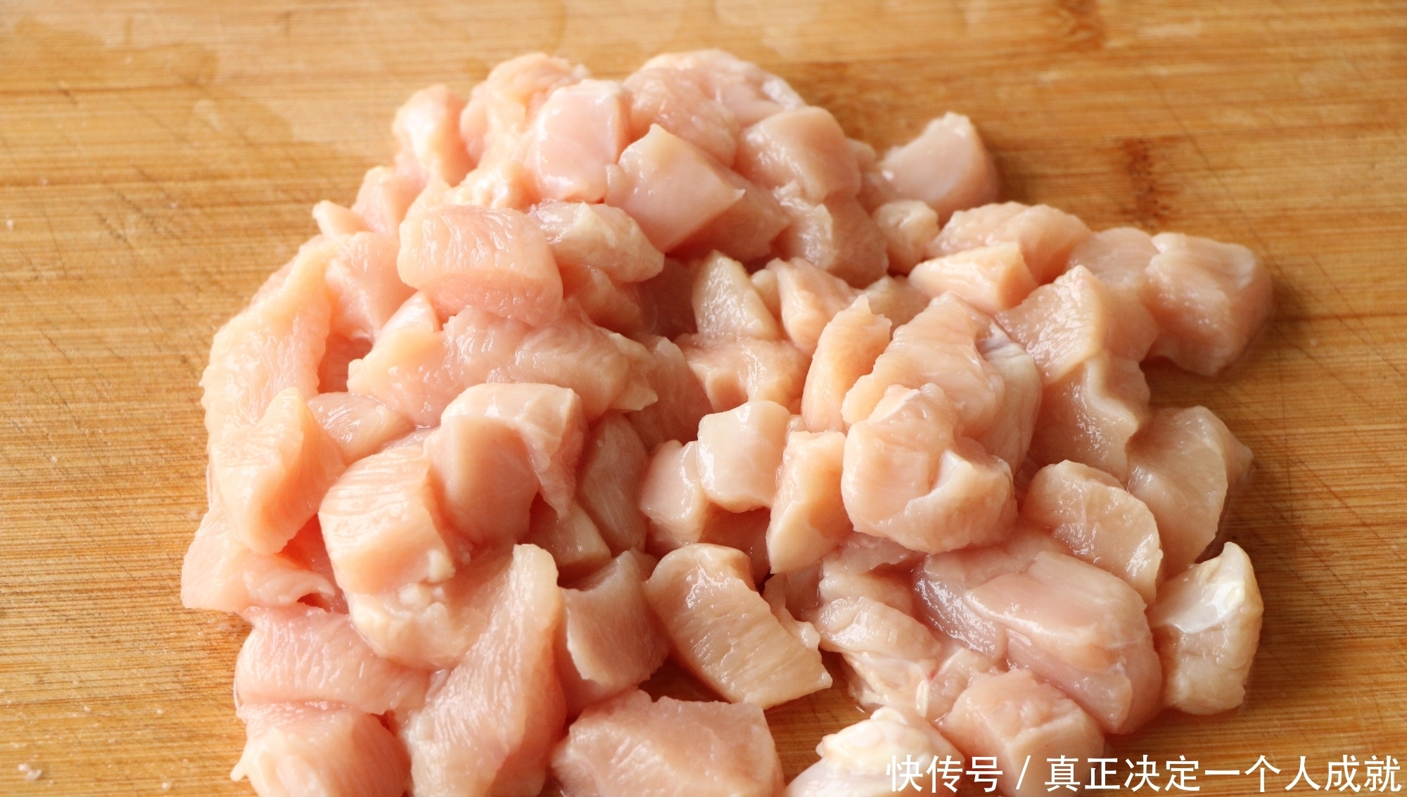 鸡胸肉还可以这样吃,既当零食又当菜,咬一口嘎嘣脆,解馋更美味