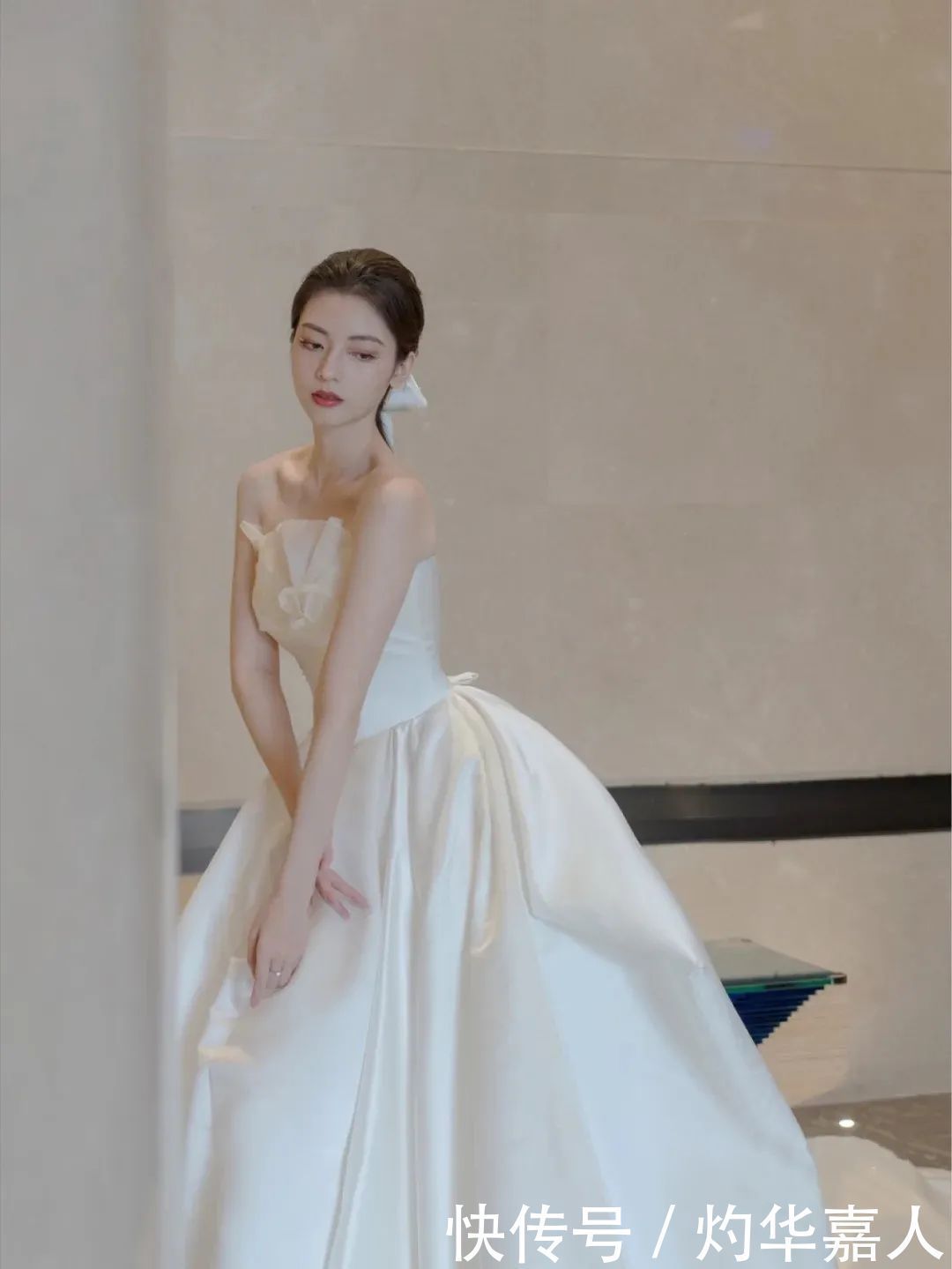 婚纱中的白月光丨那些气质女神都爱的缎面婚纱