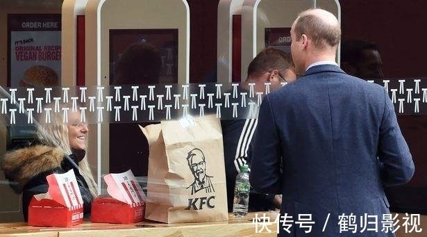 接地气|看夏洛特公主用餐,宝妈们羡慕凯特:萌娃吃饭不用愁,真省心