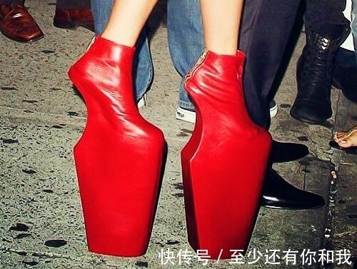 奇葩|穿这样的高跟鞋走在街上确定不会被认成奇葩,外国女星竟然天天穿