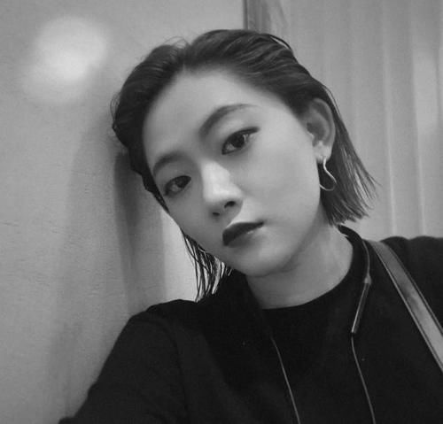 40岁的职场女人，很适合这4款“贴耳短发”，干练优雅又显脸小