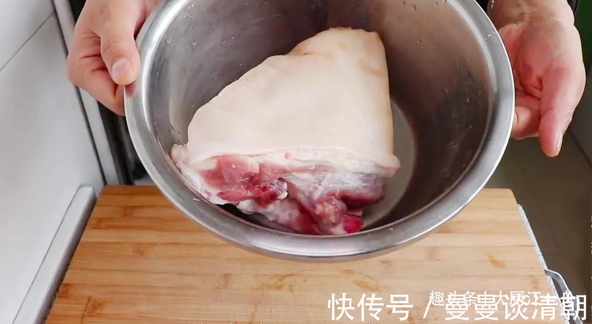 过年吃肘子,教你最好吃的做法,香嫩软烂肥而不腻,看着就流口水