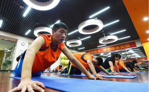 俯卧撑|男人每天40个俯卧撑，6大好处或“悄然而至”，很多人坚持不下来