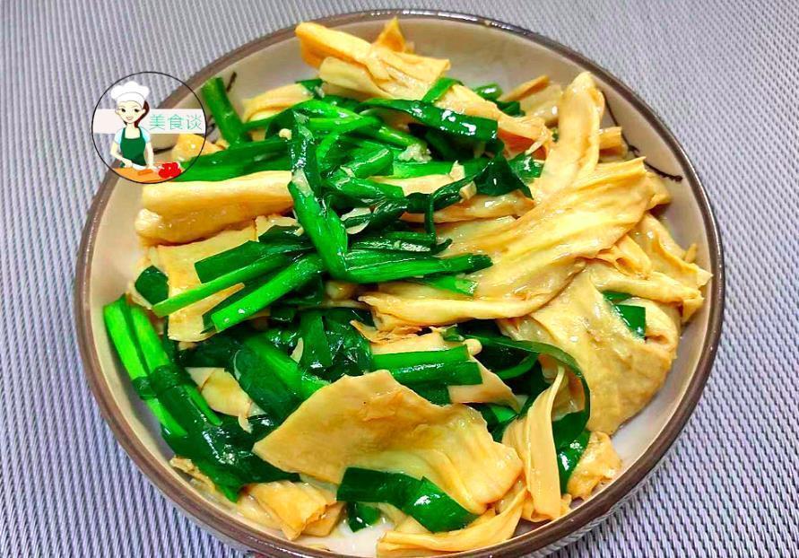 此两样素菜一起炒,不放肉也很鲜美,蛋白质是猪肉4倍,孩子爱吃