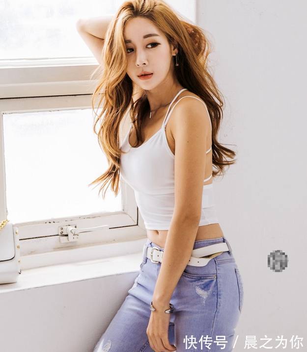 身姿 气质小姐姐搭配牛仔裤,曼妙有致的身姿非常迷人,非常有魅力