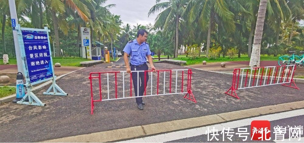 观海|台风“圆规”来袭 海口西海岸沙滩被海浪淹没