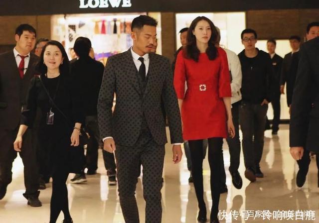 谢杏芳和林丹罕见亮相 红色印花突出高挑身材 气势不输林丹