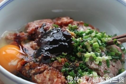 白粥|洋葱别炒着吃，教你解馋新吃法，又鲜又嫩，出锅孩子一口气吃10个