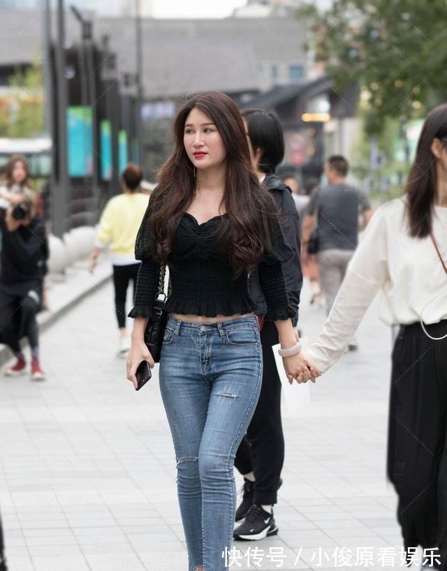 吊带连衣裙 别致蓝色“瑜伽裤”,搭配粉色针织衫,时尚精致