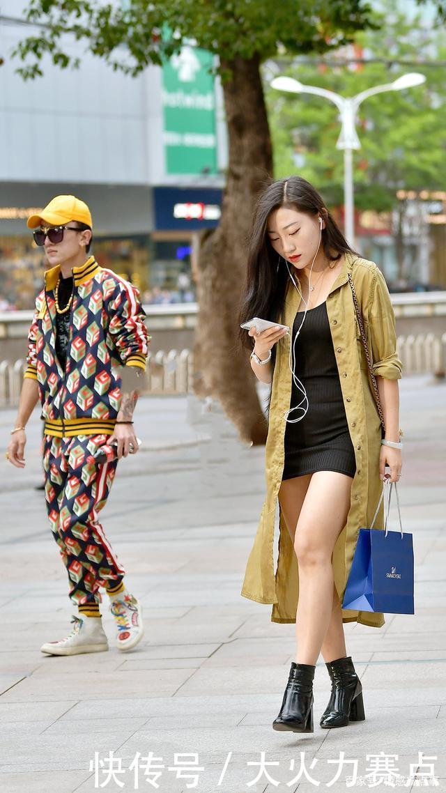 吊带裙|长款风衣搭配黑色吊带裙,穿一双漆皮短靴,增高显瘦衬托气质