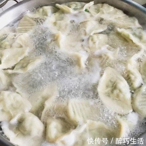 饺子|煮饺子时，别等水开才下锅！大厨教你一招，饺子不破皮、不开裂