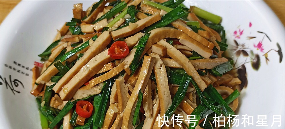 下饭|韭菜和豆干是一对,简单下锅一炒,鲜美开胃更下饭一盘不过5块钱!