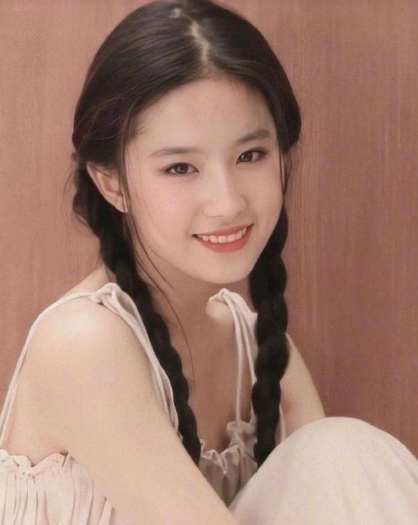 脸上有这5个“特性”的女生，平时都非常有气质，即便素颜也非常好看