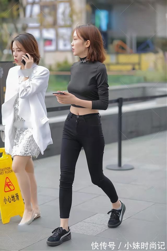 衣服 黑色短衫、黑色紧身牛仔裤,一身黑的打扮,除了帅酷还很显瘦