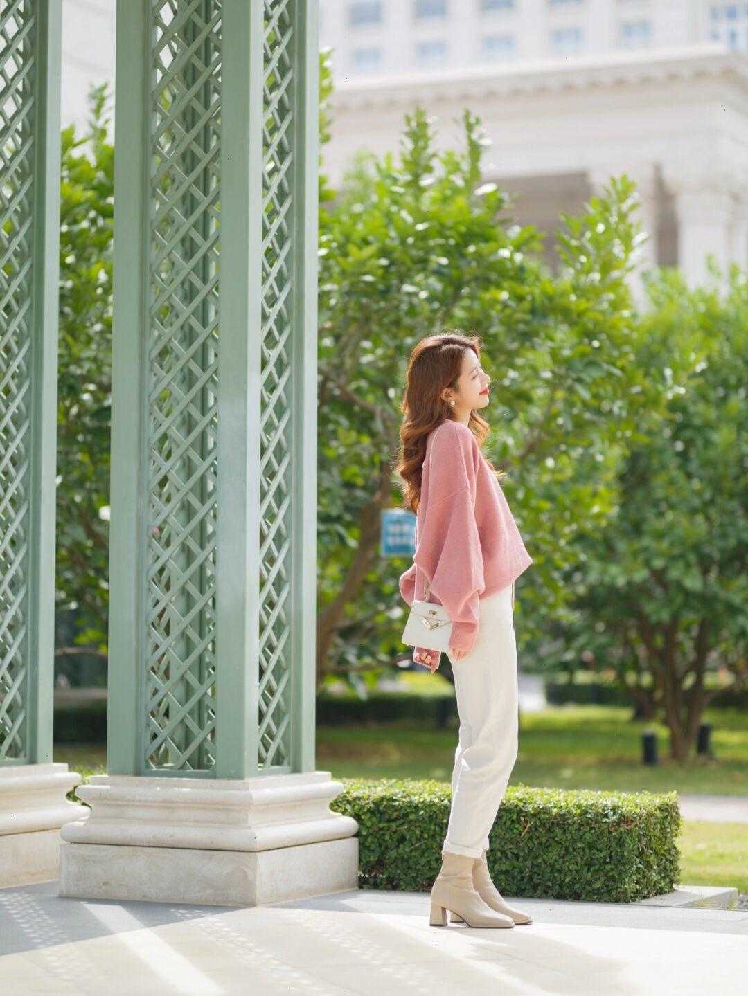 靴子 今年靴子流行“穿粗不穿细”,稳重大方又百搭,保暖舒适不累脚