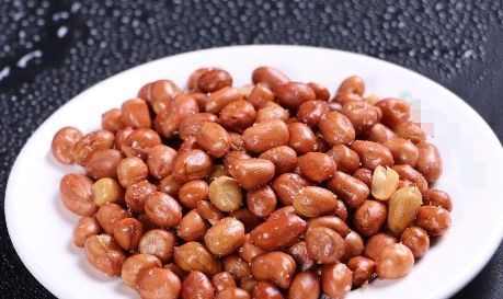 难怪|油炸花生米,热油还是凉油厨师都不对,难怪花生不香脆还回软