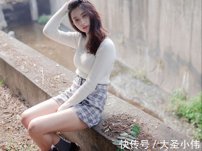 穿搭|美女穿搭:白色的针织衫,下搭一条毛呢的格子裙,简约时尚,休闲又好搭