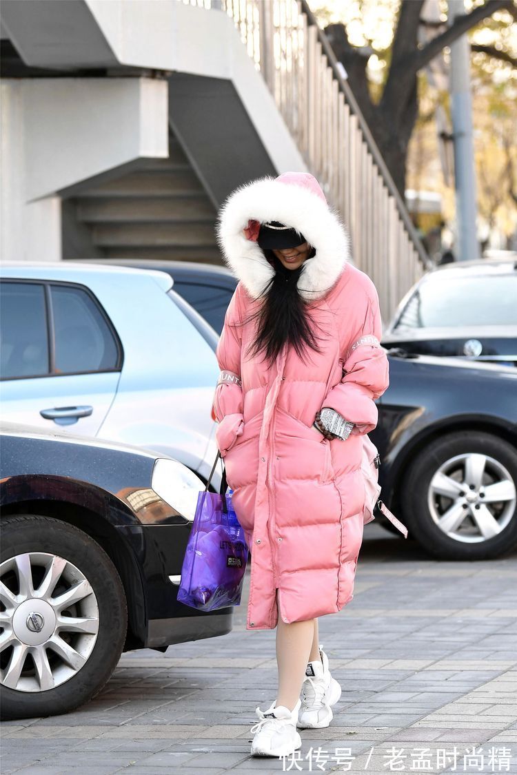 毛皮草 街拍:小姐姐一件浅粉色的羽绒服,搭配着运动鞋,更显年轻个性!