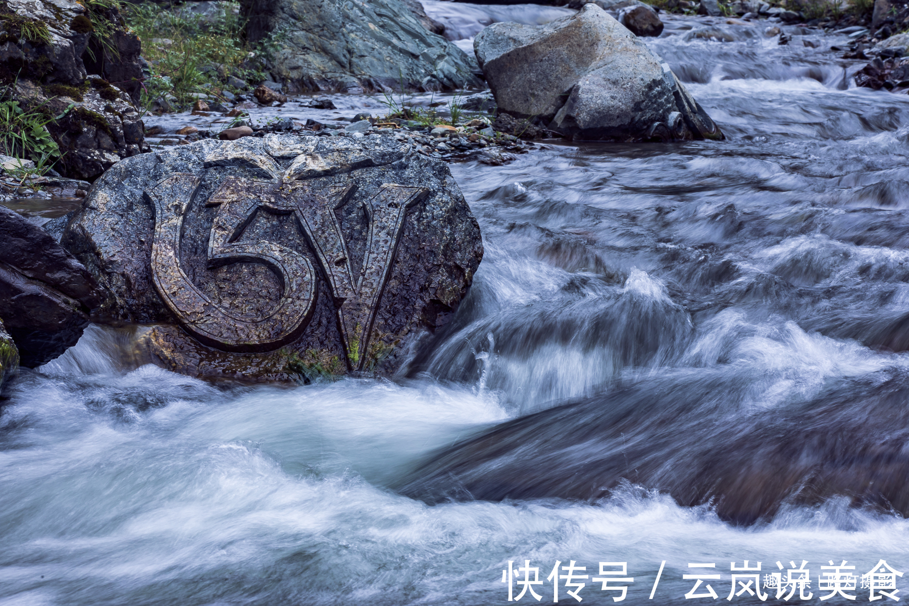 门源|青海门源这条瀑布很神奇，从悬崖山洞流出，峭壁上达摩像若影若现