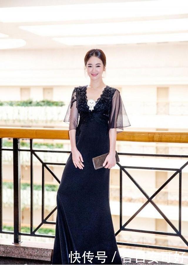 开衫|街拍蓝黄色的格子裙外搭休闲开衫简洁靓丽