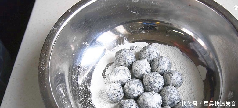 花生里放勺黑芝麻，酒店一碗38，在家做只花6元，香甜软糯好吃