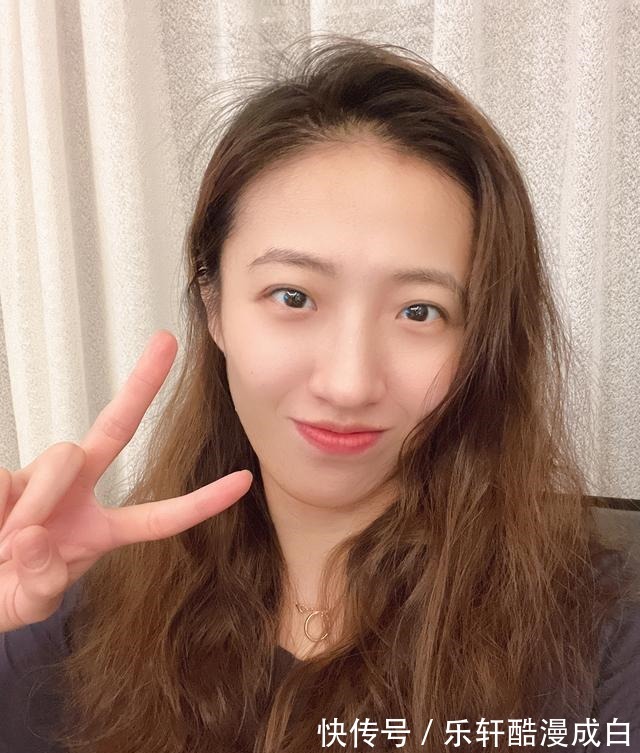 辽宁女排|丁霞很美丽!30岁女排二传晒新年照一头飘逸长发,比剪刀手可爱