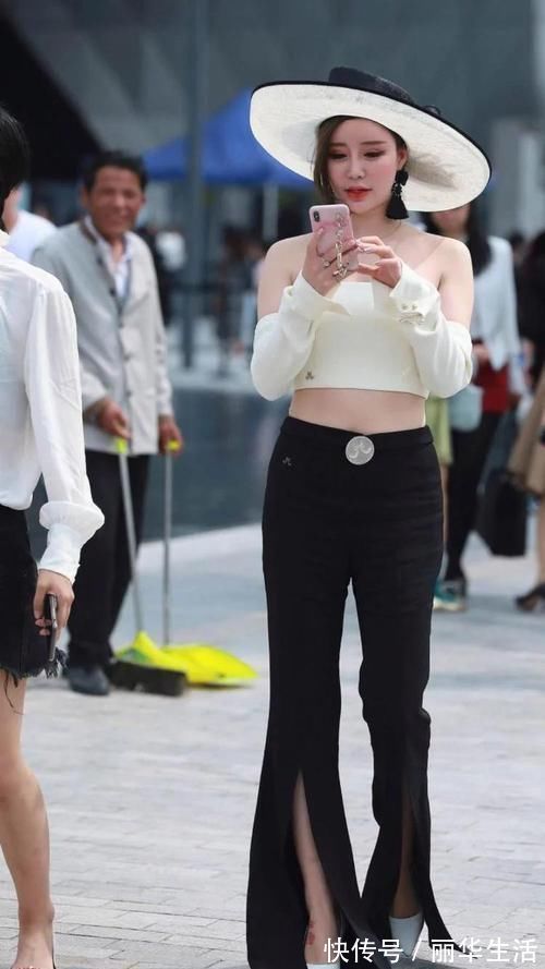穿搭 紫色运动背心,搭配上黑色牛仔裤,休闲的打扮时尚感超强