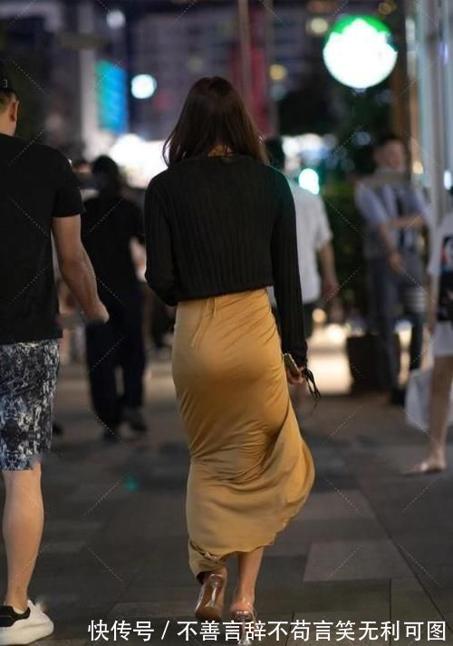 姜黄色褶皱高开叉长裙，外披黑色开衫，优雅美丽尽显轻熟的美