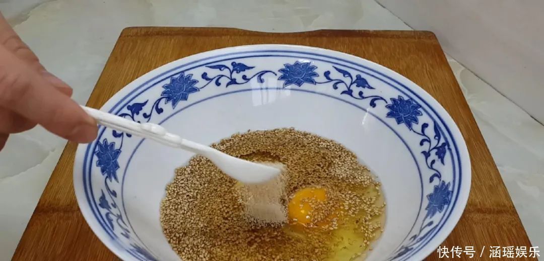 早餐别吃包子了,面粉中加2个鸡蛋,不蒸馒头不烙饼,出锅太香了