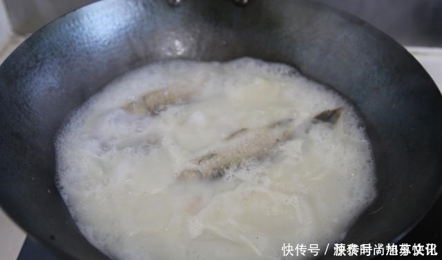  炖鱼汤有窍门，不管炖什么鱼，照这个方法做，汤鲜肉嫩无腥味