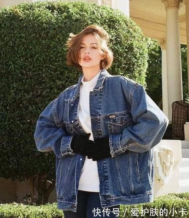 牛仔外套果然够经典,选对款穿得高级又吸睛,搭配半裙时髦洋气