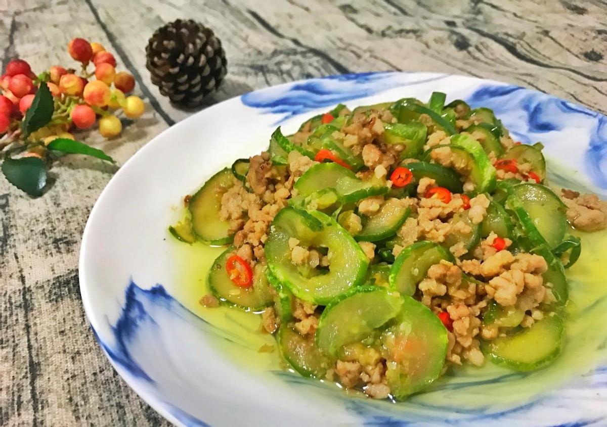 小米辣|黄瓜别再凉拌了，学会了这道黄瓜炒肉馅，简单味道好