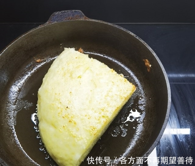 千层杂粮发面饼，外边金黄酥香，里面柔软分层