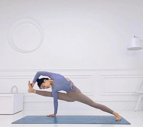 两只手|这种身材,一看就喜欢上了,想拥有她同款?每天坚持3个瑜伽动作