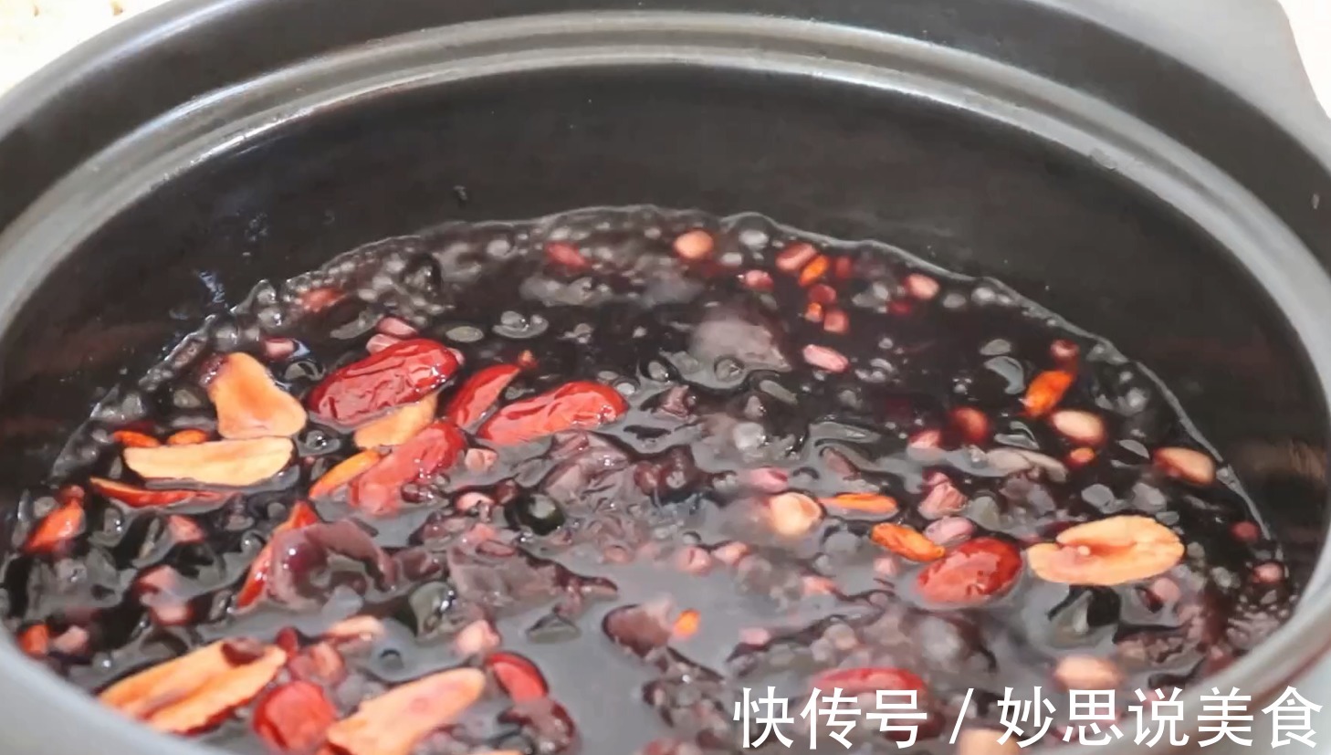 7天头发变得乌黑光亮,教你几种食材这样搭配,便宜又实用