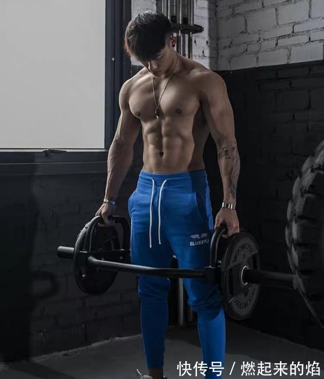 男模|硬朗帅气穿着紧身运动裤的肌肉小狼狗,男模身材的男生肯定招人爱!